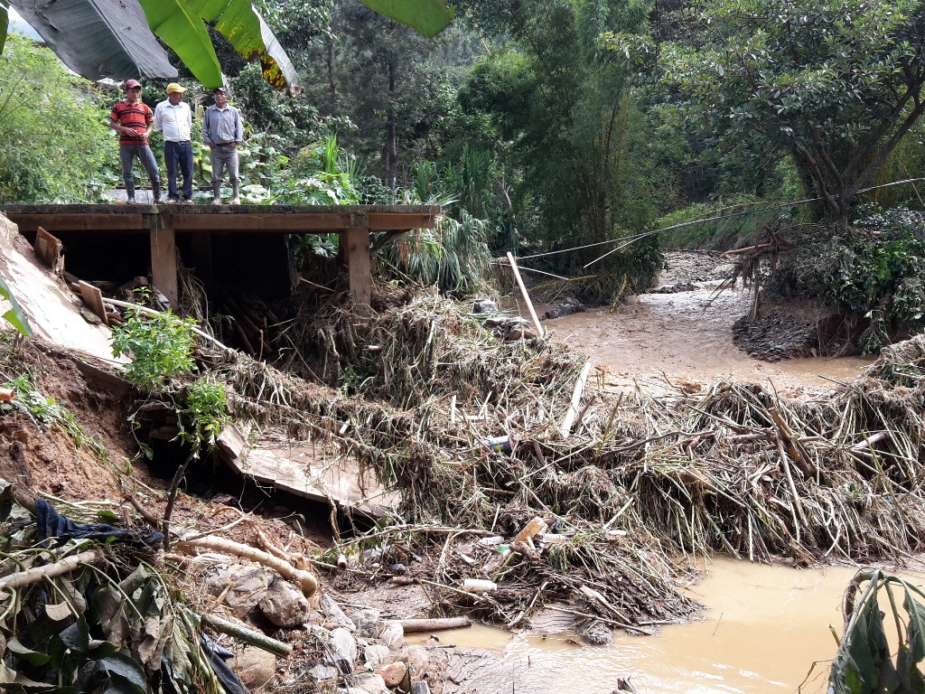 Vecinos observan como quedó uno de los puentes que fueron destruidos por las correntadas. (Foto Prensa Libre: Mike Castillo).