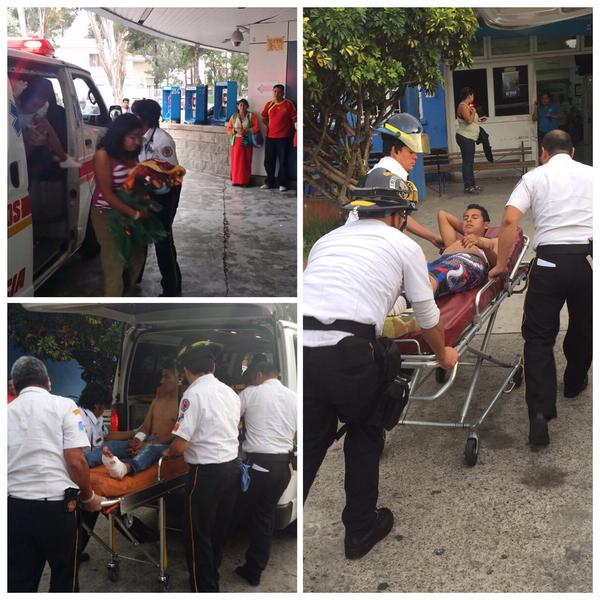 Tres adultos y una niña aún no identificada, fueron trasladados heridos de bala al Hospital Roosevelt. (Foto Prensa Libre: Bomberos Voluntarios.