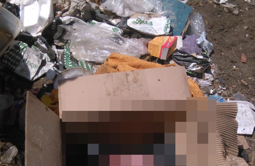 El cuerpo fue localizado en una caja de cartón en el basurero municipal de la colonia Alta Mira 5 de Chiquimula. (Foto Prensa Libre: Mario Morales)