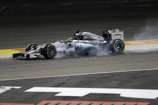 Lewis Hamilton fue el más rápido en la competencia disputada en Bahréin. (Foto Prensa Libre: AP)