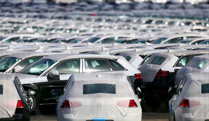Trump critica los aranceles europeos del 10% a los vehículos de Estados Unidos, un porcentaje muy superior al 2.5% que impone Washington a los automóviles importados. (Foto Prensa Libre: Hemeroteca PL)