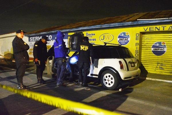 Autoridades inspecionan el vehículo en el que fue baleado Gerber Chanchavac, en Salcajá. (Foto Prensa Libre: Carlos Ventura)