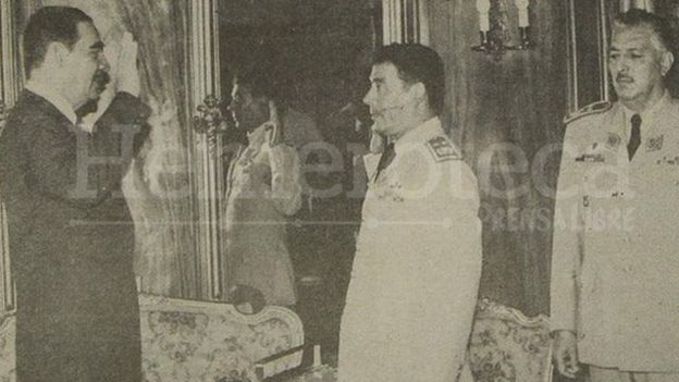El expresidente guatemalteco Fernando Romeo Lucas García juramentó a su hermano Manuel Benedicto como Jefe del Estado Mayor del Ejército en 1981. (Foto: Prensa Libre)