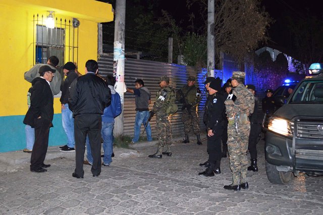 Operativo de la Policía Nacional Civil efectúa controles para el cumplimiento de la Ley Seca, en Antigua Guatemala. (Foto Prensa Libre: Renato Melgar)
