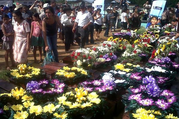 Familiares adornaron con flores las osamentas para despedirse de sus seres queridos. (Foto Prensa Libre: Rigoberto Escobar)<br _mce_bogus="1"/>