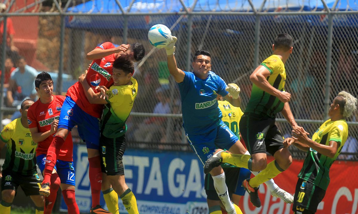Luis Tatuaca, portero de Guastatoya evita un gol de los rojos, en el estadio Manuel Felipe Carrera.