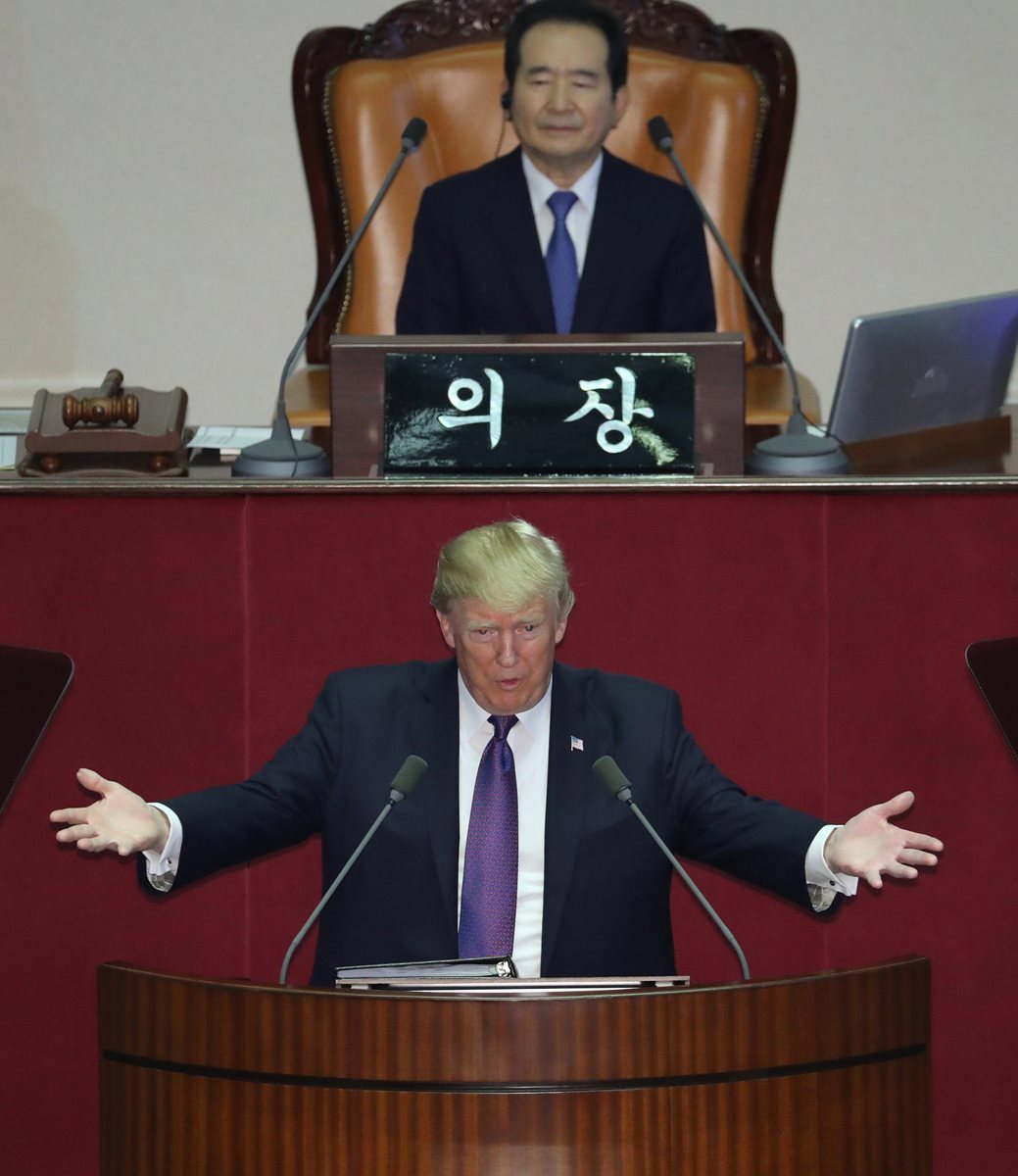 Durante su visita a Corea del Sur, el presidente Donald Trump visitó el Senado de Seúl, en donde pronunció su discurso. (Foto Prensa Libre: EFE)