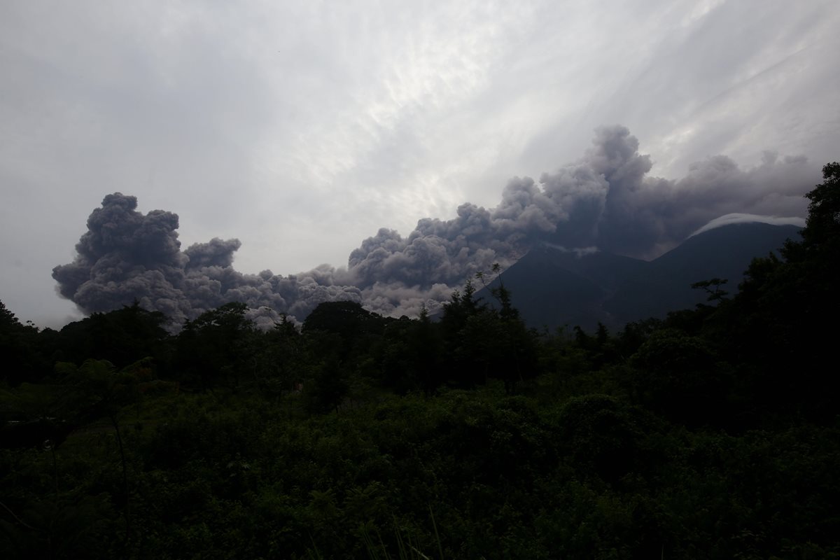 Vista de una erupción del Volcán de Fuego en Alotenango, Sacatepéquez, Guatemala.(Foto Prensa Libre:EFE).
