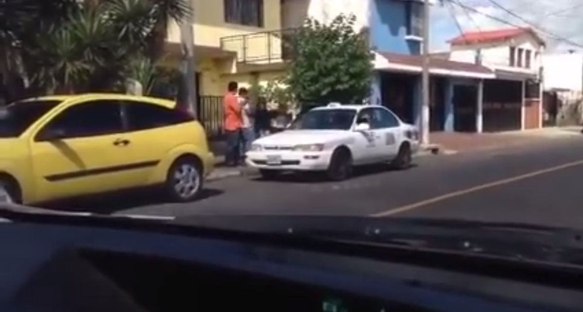 Un teléfono capta el supuesto secuestro de una mujer y cómo la meten por la fuerza en un taxi. (Foto Prensa Libre: Facebook)