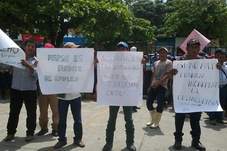 Empleados de Repsa protestan por el cierre de la planta en Sayaxché, Petén. (Foto Prensa Libre: Hemeroteca PL)