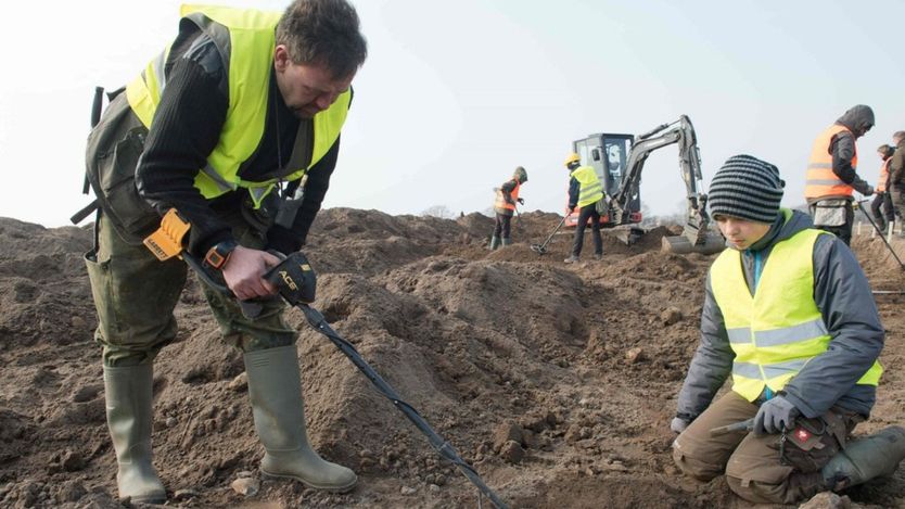 Rene Schoen y su alumno de 13 años Luca Malaschnichenko fueron los primeros en hallar el sitio donde estaba enterrado el tesoro. AFP