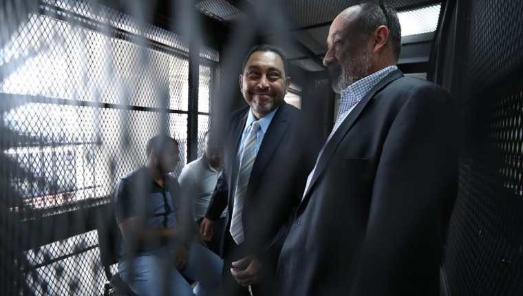 Mauricio López Bonilla y Moisés Galindo en la carceleta del juzgado de mayor riesgo D, este lunes. (Foto Prensa Libre: Paulo Raquec).