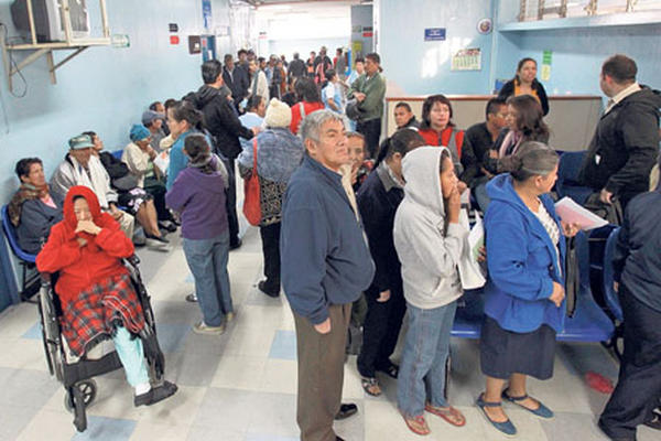 La cantidad de pacientes que acuden al Hospital General San Juan de Dios ha sobresaturado los servicios en  la sala de urgencias y encamamiento.