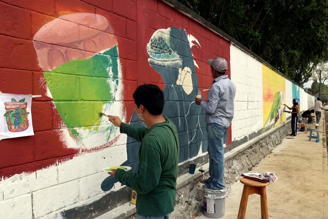 Artistas pintan murales en una avenida  de Puerto Barrios, Izabal. (Foto Prensa Libre: Dony Stewart)