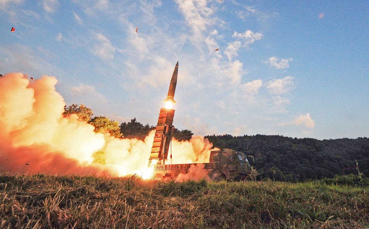 Lanzamiento de un misil en una localización sin revelar en la costa este de Corea del Sur.(EFE).