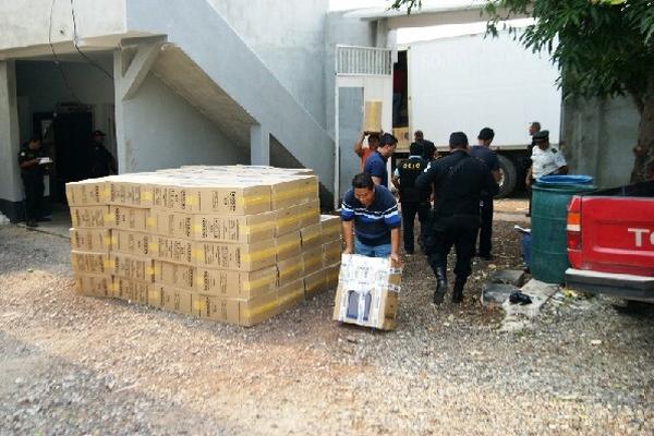 Autoridades bajan   producto decomisado.