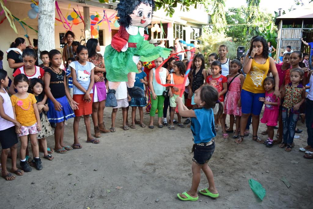 Niña quiebra una piñata en la actividad navideña efectuada en la aldea San José Los Tiestos, Santo Domingo Suchitepéquez. (Foto Prensa Libre: Enrique Paredes).