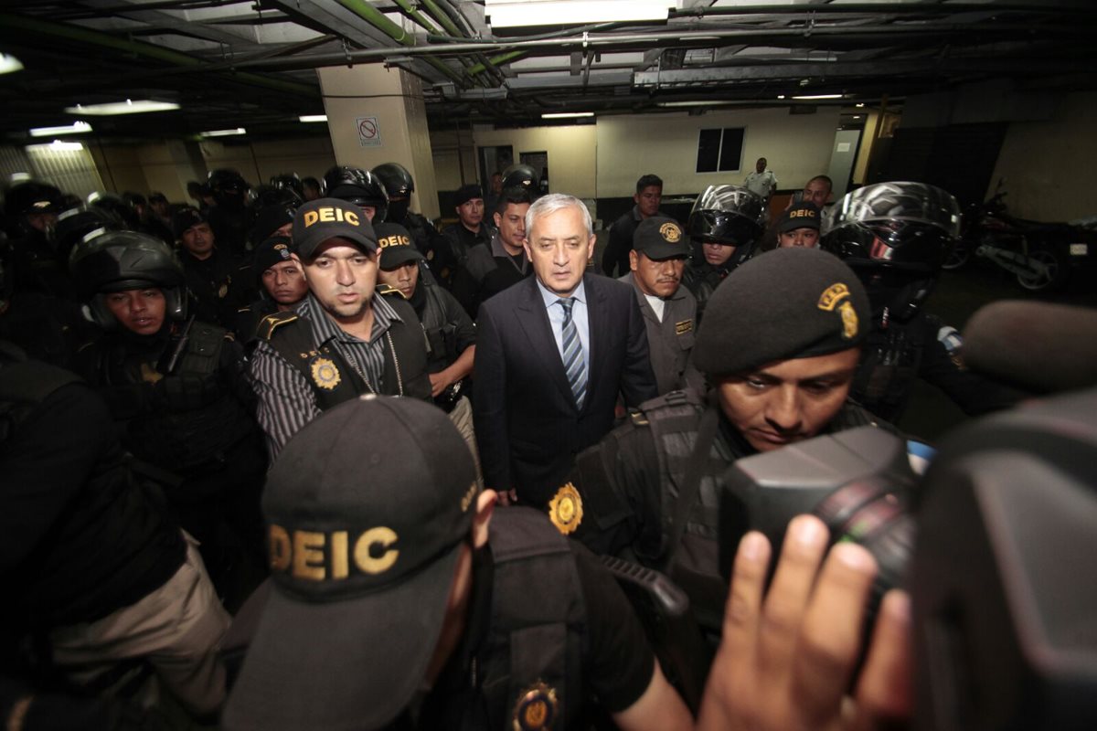 El expresidente Otto Pérez Molina llegó a tribunales para la continuación de la audiencia de primera declaración. (Foto Prensa Libre: É. Ávila)