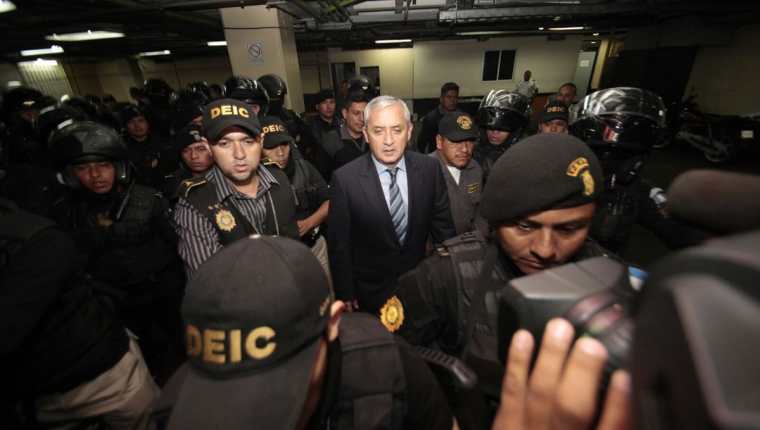 El expresidente Otto Pérez Molina llegó a tribunales para la continuación de la audiencia de primera declaración. (Foto Prensa Libre: É. Ávila)