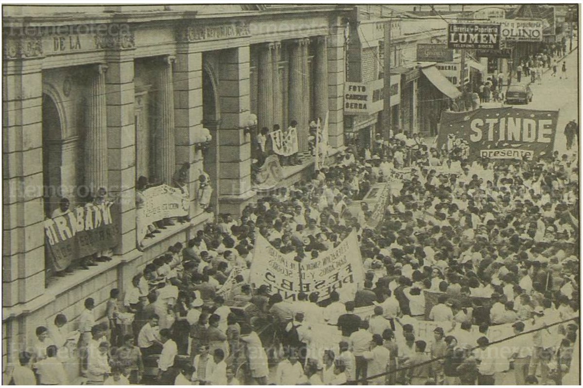 Protesta de sindicalistas, empleados públicos, Grupo de Apoyo Mutuo (GAM), Comité de Unidad Campesina  (CUC) y de la UASP  protestaron frente al Congreso de la República antes de ocuparlo. 5/9/1993. (Foto Hemeroteca PL)