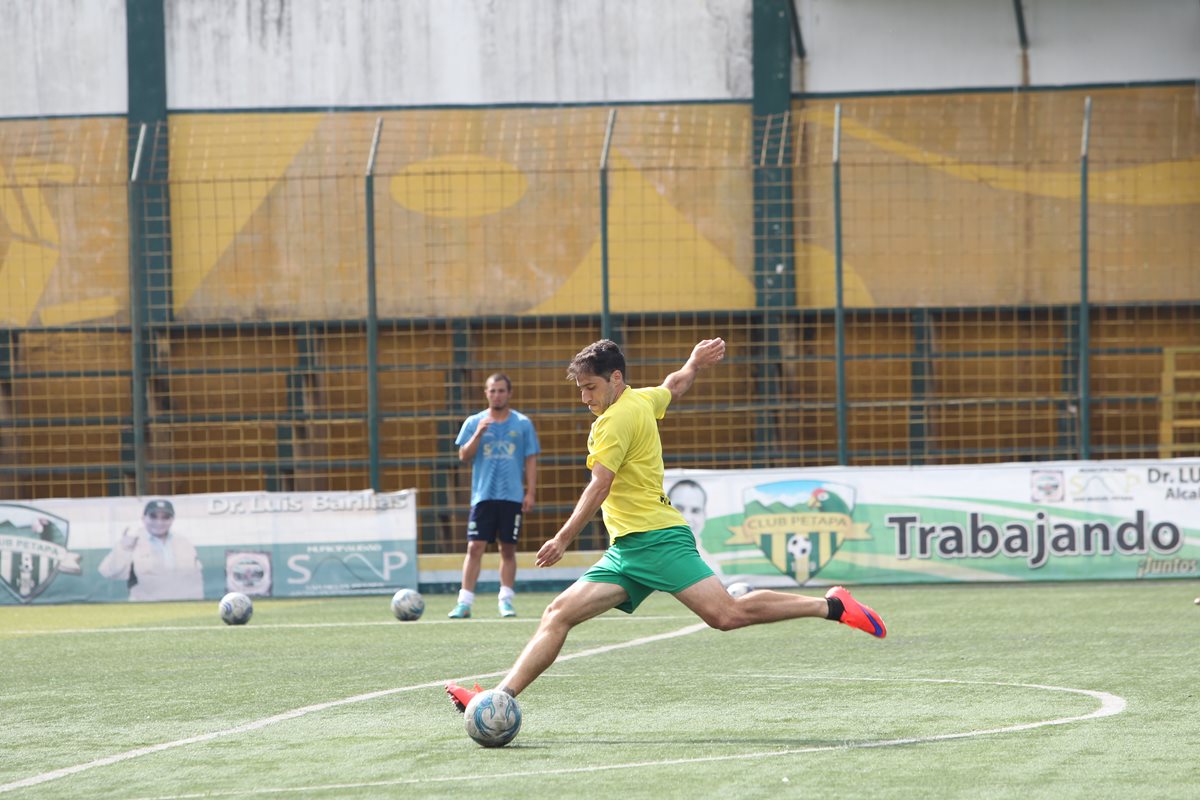Adrián Apellaniz durante el entrenamiento de esta mañana en el estadio Julio Armando Cóbar. (Foto Prensa Libre: Edwin Fajardo)