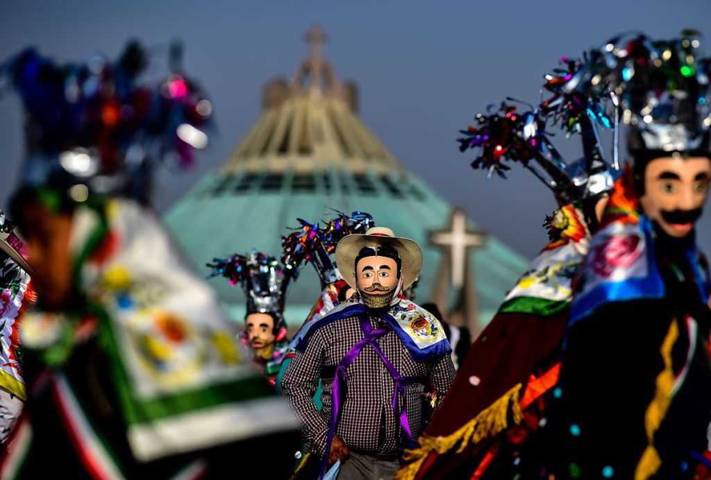 Visitantes de Chichiquila del Estado de Puebla realizan la tradicional “Danza de los Negros”
