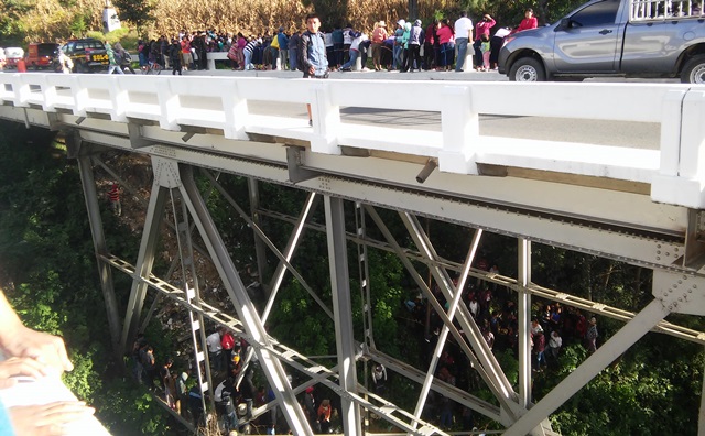 El cadáver de María Bartola Tzep Jaminez fue localizado colgando de un puente, en Nahualá, Sololá. (Foto Prensa Libre: Ángel Julajuj)