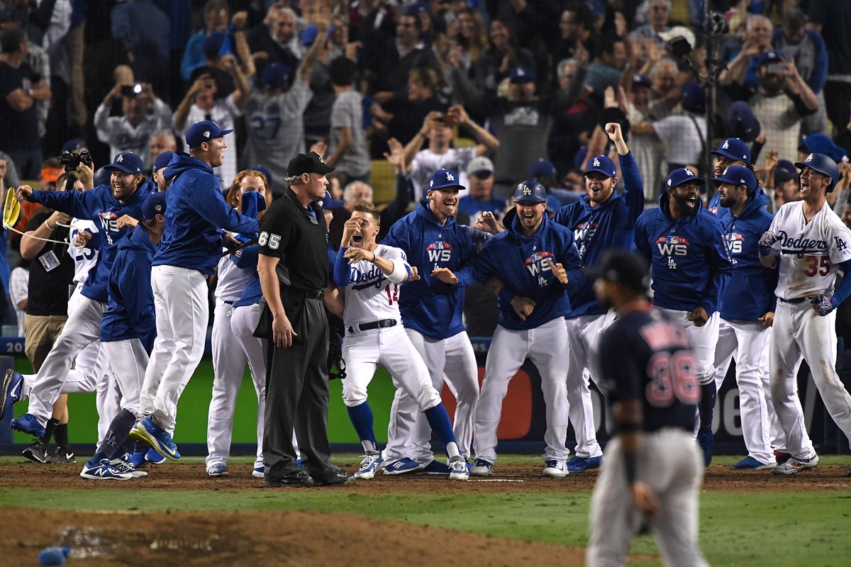 Los Dodgers celebran después de vencer a los Medias Rojas en el tercer juego de la Serie Mundial. (Foto Prensa Libre: AFP)
