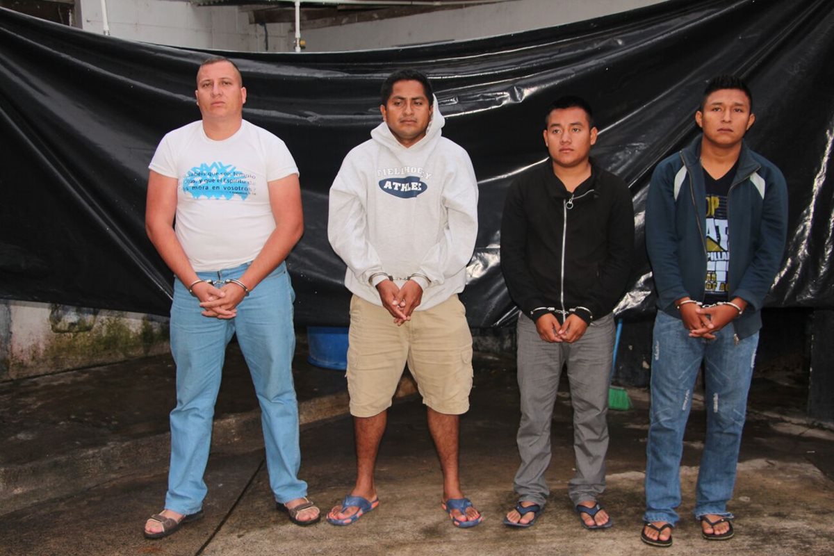 Los agentes capturados son presuntos responsables de asaltar a personas no videntes en la Ruta al Atlántico.