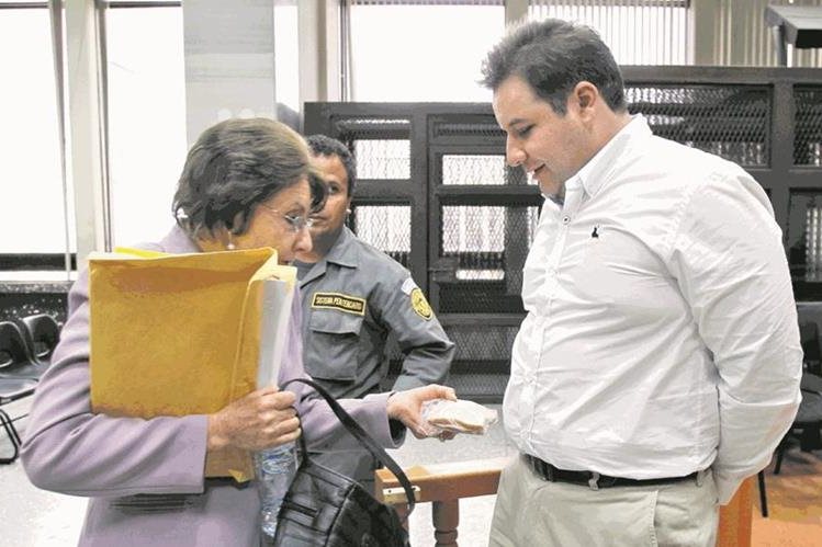 Ofelia de León y Roberto Barreda, implicados en el caso Siekavizza, durante una audiencia del caso.(Foto Prensa Libre: Hemeroteca PL)