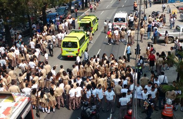 Estudiantes arrollados manifestaban en la 33 avenida y calzada San Juan, en la zona 7 de la capital. (Foto Prensa Libre: Bomberos Municipales)