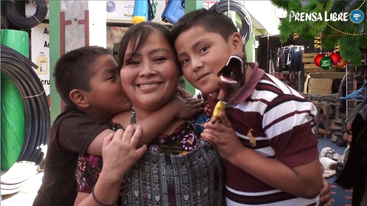 Mejía Simón y sus dos hijos disfrutaron del momento alegre. (Gabriela López)