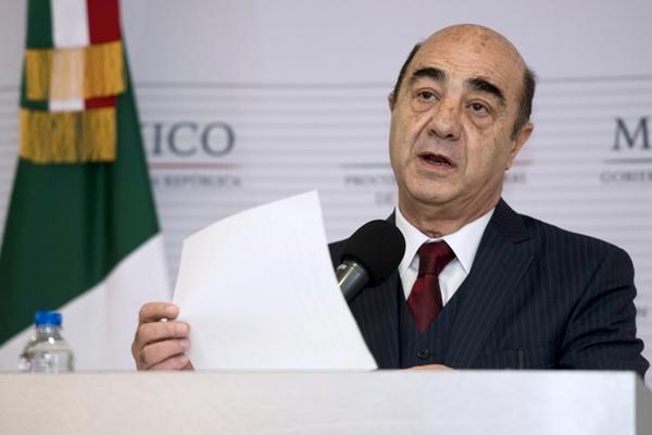 El fiscal general mexicano, Jesús Murillo Karam, quien ofreció una conferencia de prensa para dar detalles de los 43 estudiantes desaparecidos en Guerrero. (Foto Prensa Libre: AFP)
