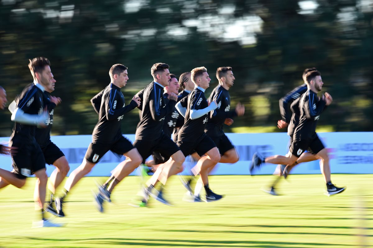 Los jugadores de la selección de Uruguay iniciaron sus entrenamientos de cara al Mundial de Rusia. (Foto Prensa Libre: AFP)
