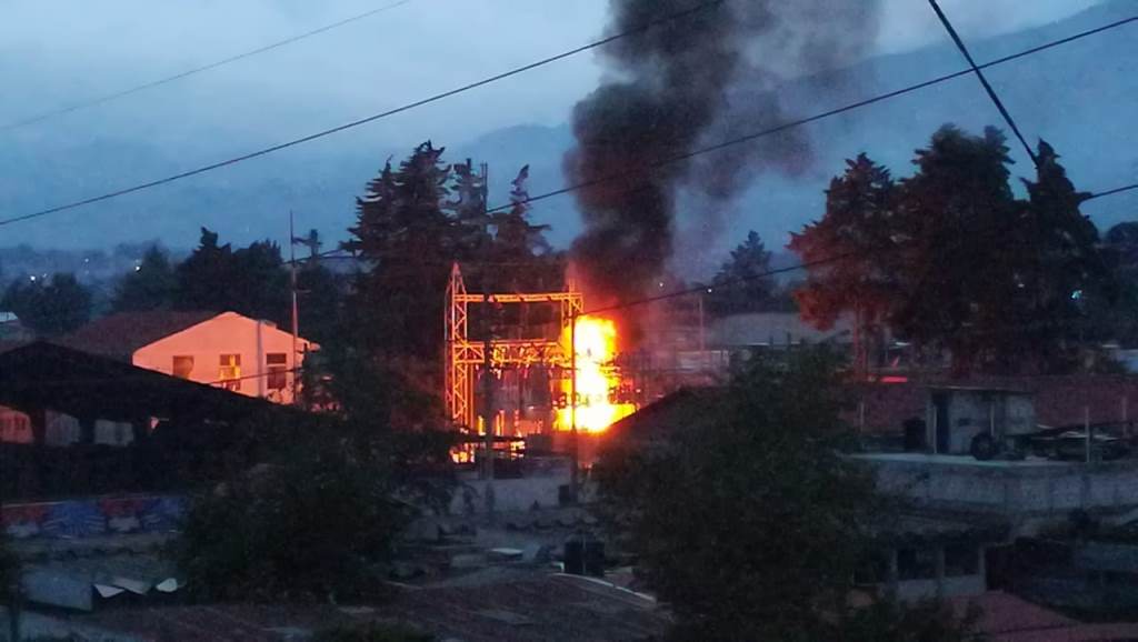 Desde un edificio cercano a la subestación eléctrica, así se vio el fuego que dejó sin luz varias zonas de Xela. (Foto Prensa Libre: Emerson de León) 