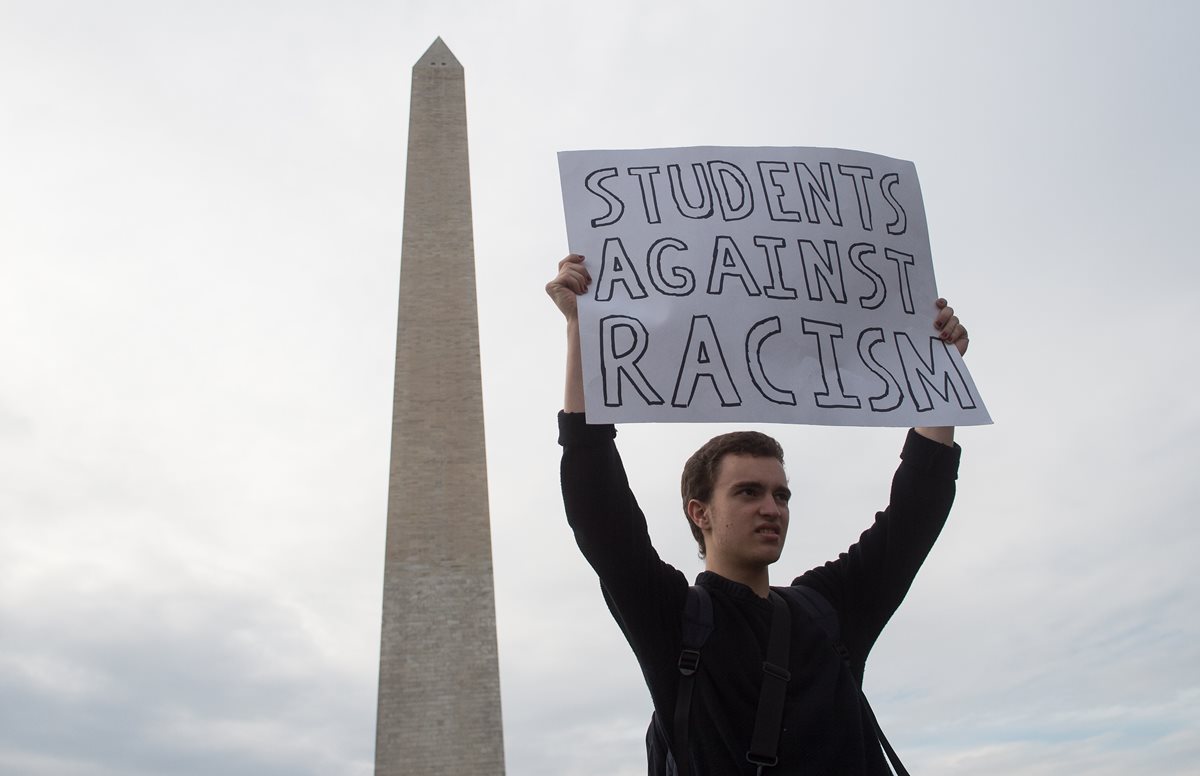 Un estudiante de secundaria lleva una pancarta en la que se lee "Estudiantes contra el racismo", en Washington, EE. UU. (Foto Prensa Libre: AFP).