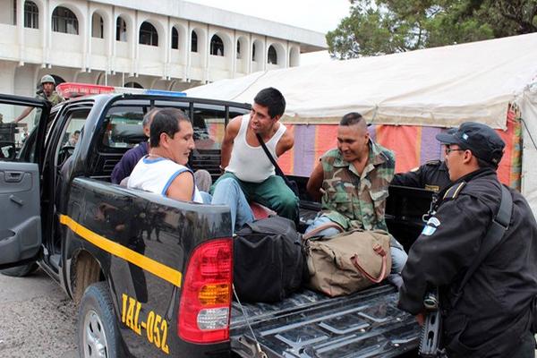 El traslado de reclusos se llevó a cabo bajo fuertes medidas de seguridad, y se recibió el apoyo del Ejército. (Foto Prensa Libre: Hugo Oliva)<br _mce_bogus="1"/>