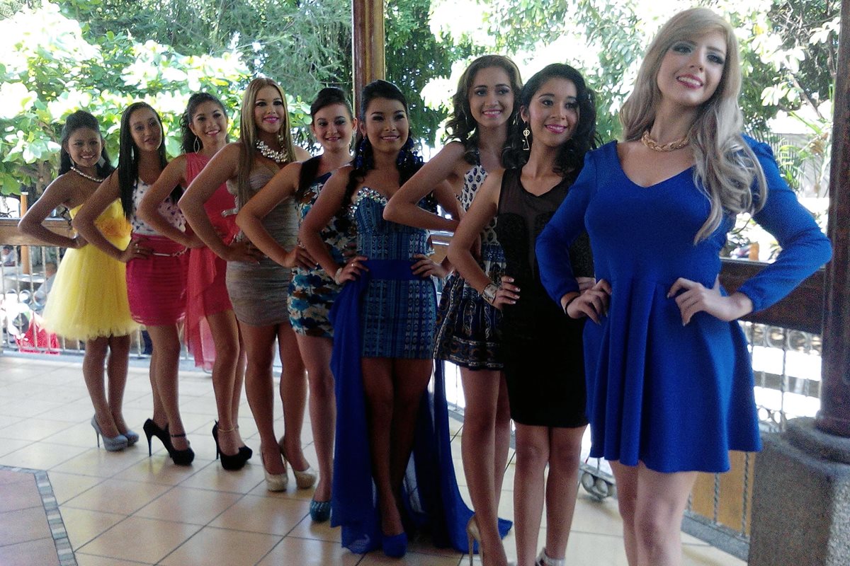 Representantes de varios municipios de Suchitepéquez participan en certamen de belleza. (Foto Prensa Libre: Melvin Popá)