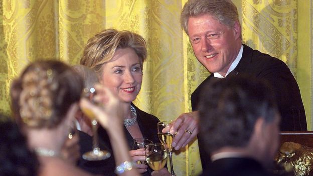 Hasta el día de hoy Hillary Clinton es juzgada por no haber dejado a su marido, el entonces presidente de Estados Unidos Bill Clinton, cuando éste le fue infiel. (Getty Images)