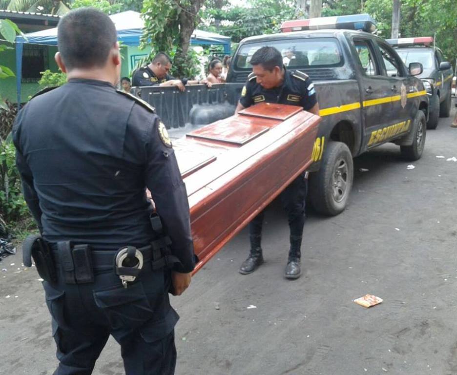 Agentes de la PNC trasladan a la morgue el cadáver de Gloria González. (Foto Prensa Libre: PNC).