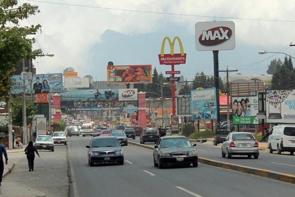 Comerciantes y vecinos critican las constantes suspensiones de energía eléctrica que genera pérdidas económicas. (Foto Prensa Libre: Carlos Ventura)