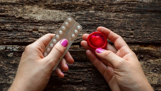 Los médicos recomiendan usar los anticonceptivos orales junto con preservativos, ya que la píldora no protege contra enfermedades de transmisión sexual.THINKSTOCK