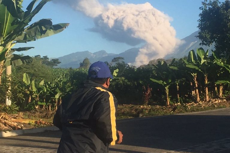 Volcán Santiaguito lanza humo y ceniza sobre poblados de Quetzaltenango. (Foto Prensa Libre: Twitter Julio Recinos)
