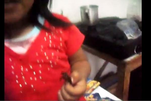 Una niña fue obligada a comer una cucaracha y el video fue colgado en Youtube. (Foto Prensa Libre: Youtube)<br _mce_bogus="1"/>