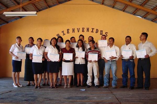 Un grupo de pobladores culmina proceso de alfabetización. (Foto Prensa Libre: Mike Castillo)