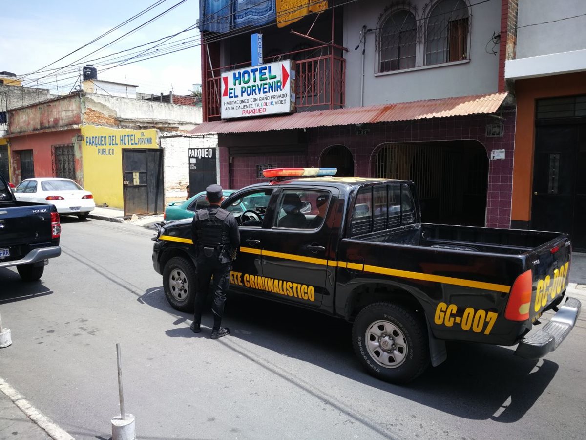 Agentes de la PNC resguardan inmuebles allanados durante operativos contra la trata de personas, en Amatitlán, Villa Nueva y la capital. (Foto Prensa Libre: Érick Ávila)