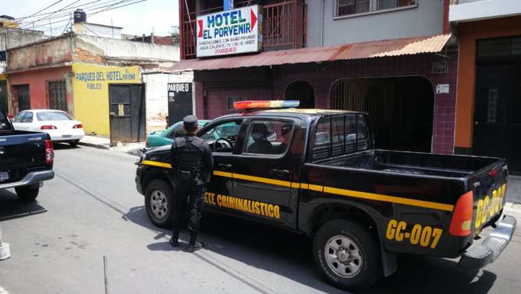 Agentes de la PNC resguardan inmuebles allanados durante operativos contra la trata de personas, en Amatitlán, Villa Nueva y la capital. (Foto Prensa Libre: Érick Ávila)