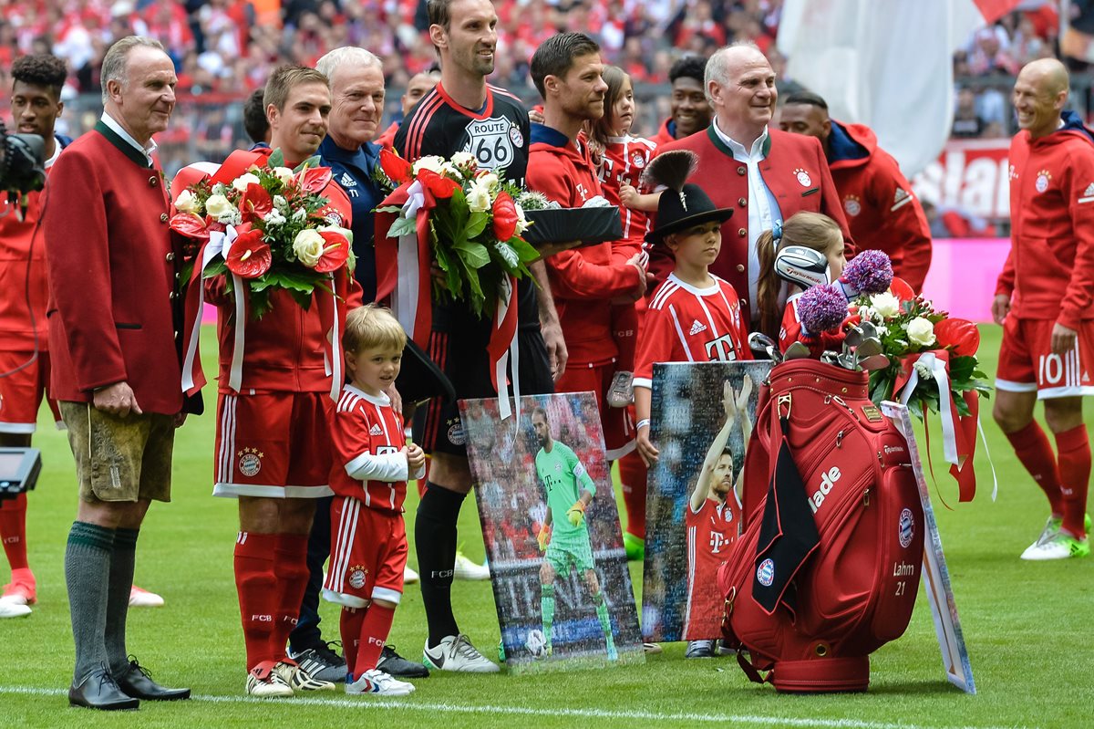 El Bayern realizó un homenaje a Lahm y Alonso, dos jugadores con un palmarés futbolístico impresionante. (Foto Prensa Libre: AFP)