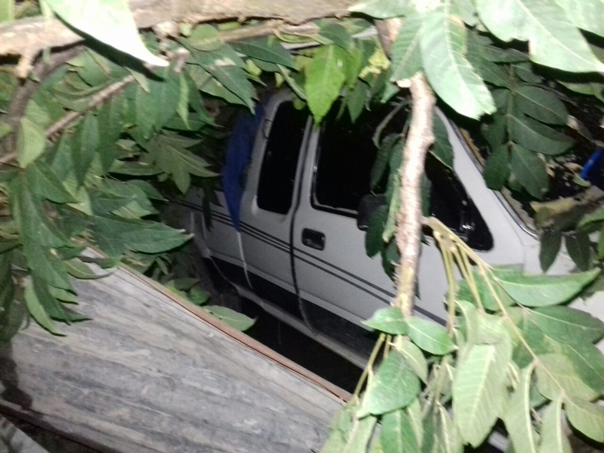 Un vehículo que transitaba por el lugar quedó parcialmente soterrado, sus ocupantes lograron ponerse a salvo. (Foto Prensa Libre: Mike Castillo)