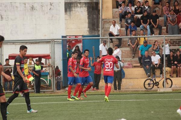 Con dos goles de Édgar Chinchilla, los lanudos del Xelajú se impusieron 2-1 a la especial de Municipal. (Foto Prensa Libre: Aroldo Marroquín)